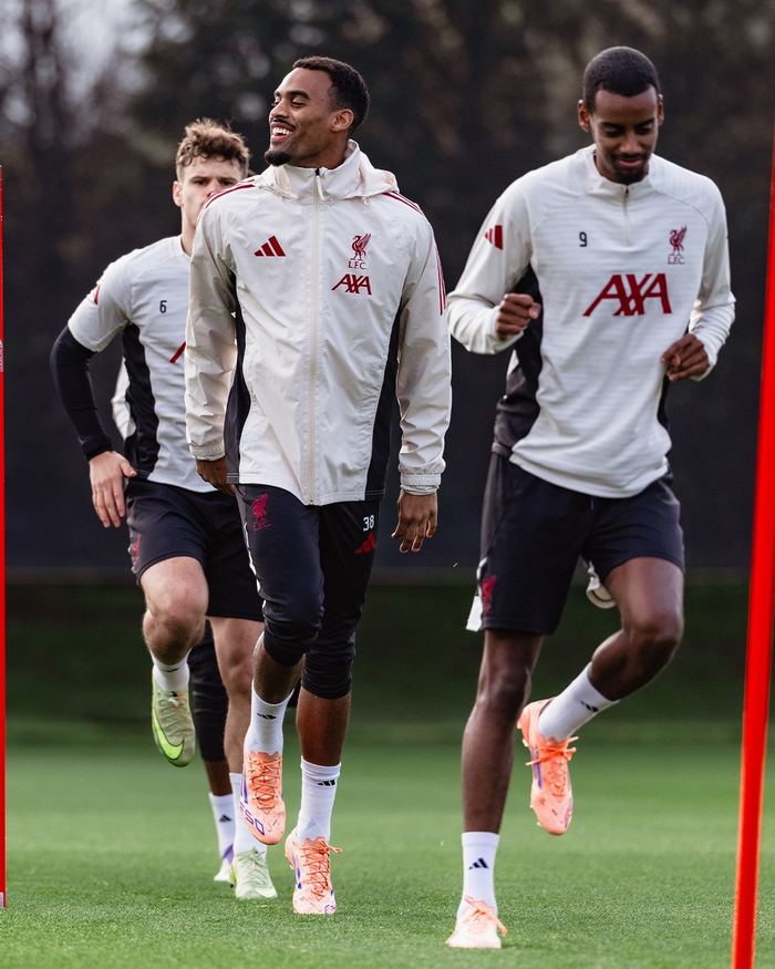 开云娱乐-利物浦训练开放日；关键时刻防线松动引欢呼；足总杯在即；团队化学反应显著的简单介绍