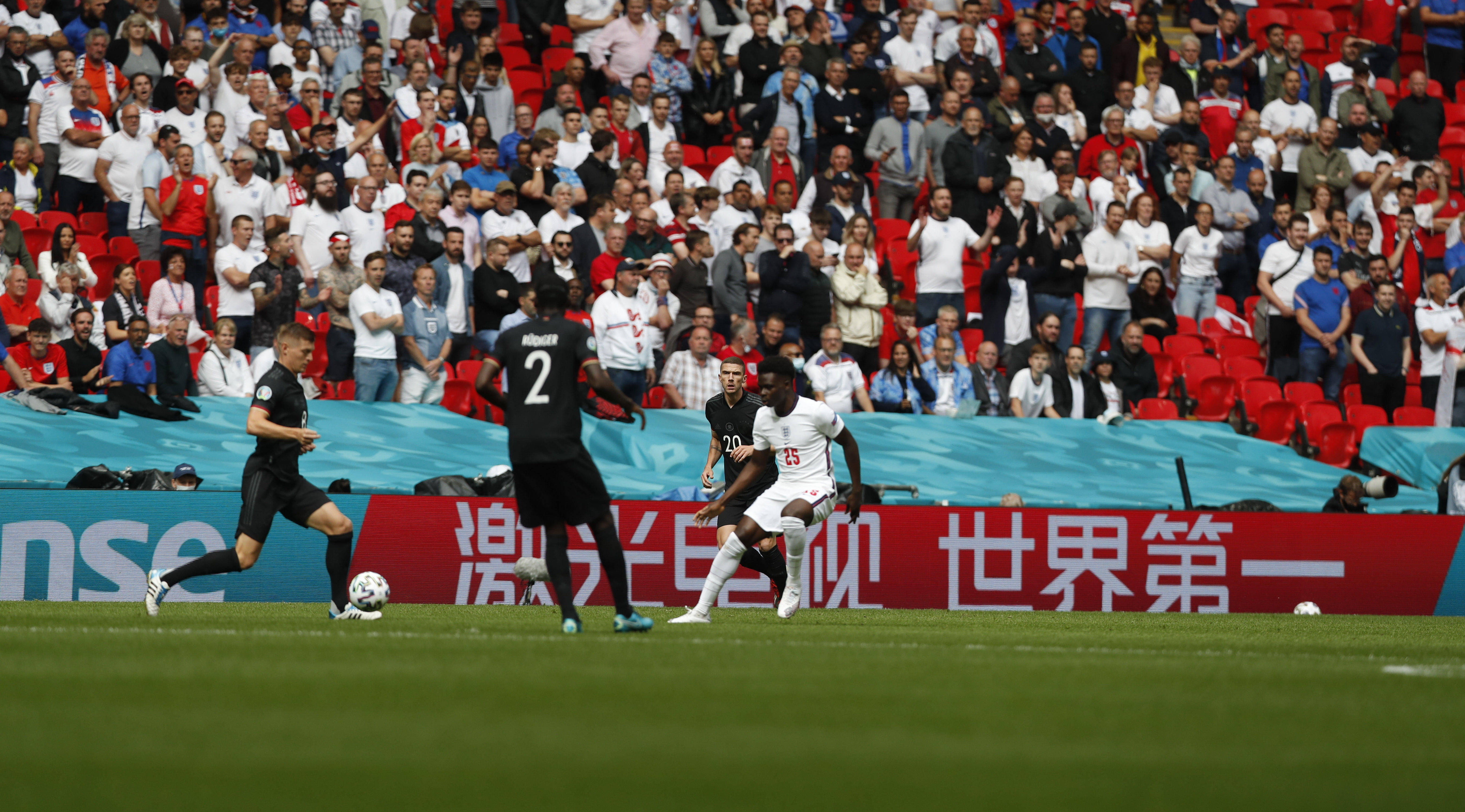 包含冲刺阶段体能课后，新疆广汇主帅复盘备战荷甲，话题不断，更衣室氛围转暖的词条